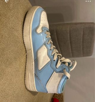 Zapatillas casuales azules y blancas