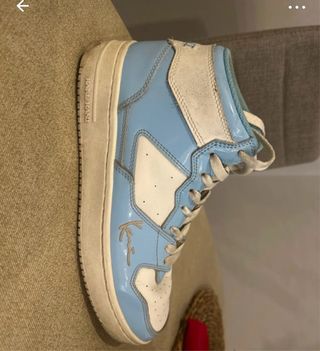 Zapatillas casuales azules y blancas