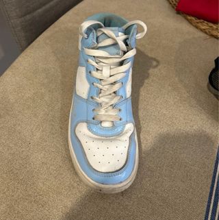 Zapatillas casuales azules y blancas