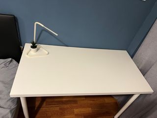 Mesa de escritorio blanca