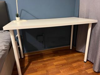 Mesa de escritorio blanca