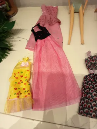 Lote de 3 Barbies con ropa y accesorios