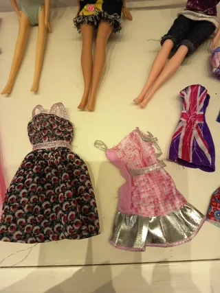 Lote de 3 Barbies con ropa y accesorios