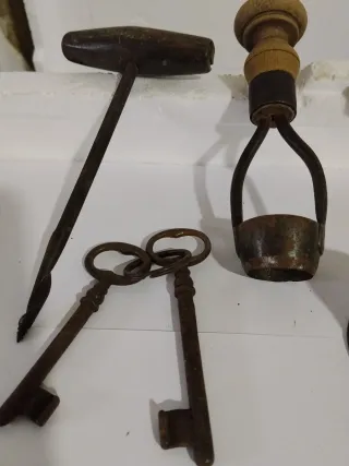 Lote Antigüedades: Llaves, Campana, Herramientas