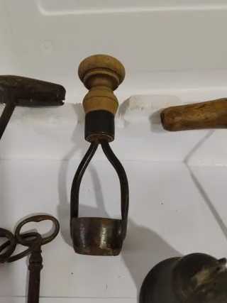 Lote Antigüedades: Llaves, Campana, Herramientas