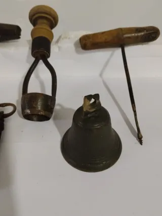 Lote Antigüedades: Llaves, Campana, Herramientas