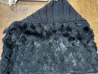 Coprispalle Pinko in lana e pelliccia nera