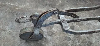 Salladora antigua de patatas de hierro