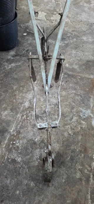 Salladora antigua de patatas de hierro