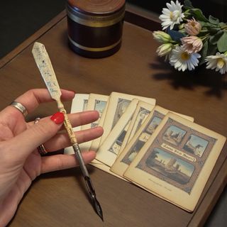 Antica penna in osso con lente segreta