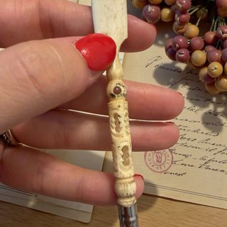 Antica penna in osso con lente segreta