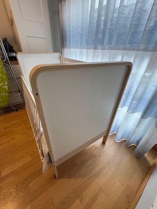 Cuna IKEA modelo Älskvärd.Colores blanco y madera.