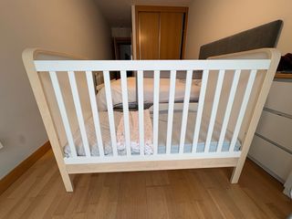 Cuna IKEA modelo Älskvärd.Colores blanco y madera.