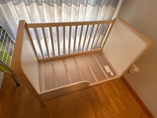 Cuna IKEA modelo Älskvärd.Colores blanco y madera.