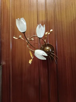 Lampada da parete tulipano in metallo e vetro