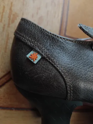 Zapatos grises tacón suela roja