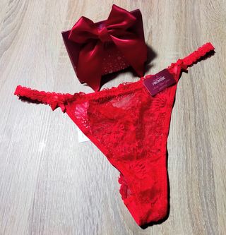 Tanga de encaje rojo