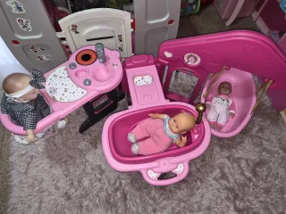 Cocinita, bañera y cuna Nenuco. Incluye 3 muñecas.