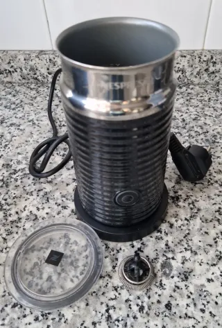 Cafetera Nespresso y espumador