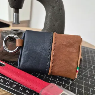 Portamonete pelle bicolore con Moschettone