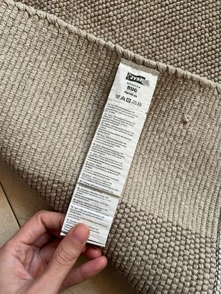 Alfombra tejida beige y marrón