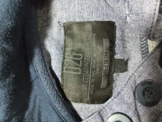 Sudadera gris con capucha y bolsillo