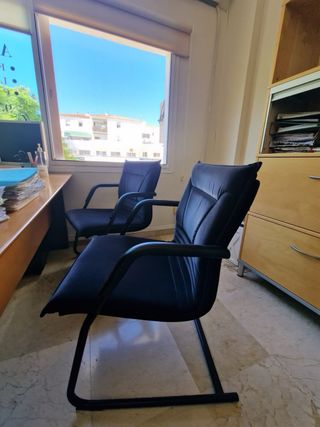 Mesa sillas y cajonera de oficina