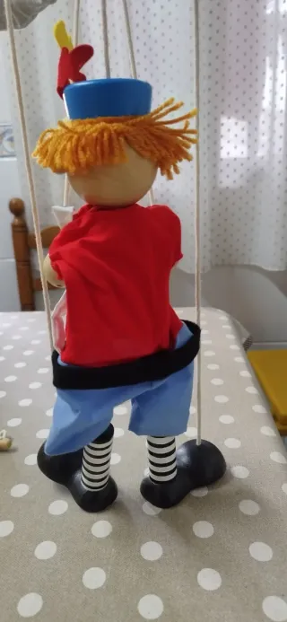Marionetas de madera con trajes coloridos
