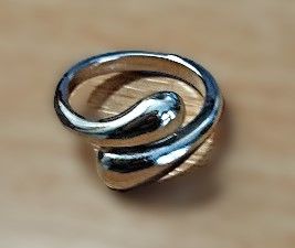 Anillo plateado diseño curvo