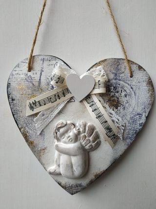 Cuori shabby chic con angeli in legno