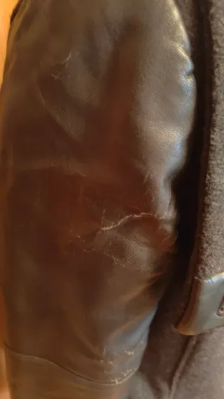 Abrigo paño gris con mangas cuero