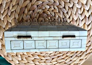 Antica scatola egiziana in avorio