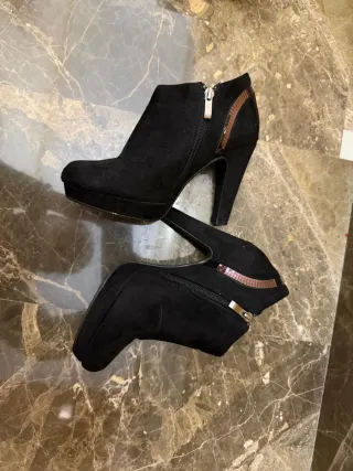 Stivaletti neri con tacco