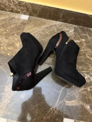 Stivaletti neri con tacco