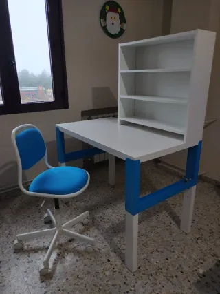 Escritorio infantil y silla blanco y azul.