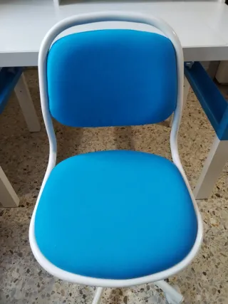 Escritorio infantil y silla blanco y azul.