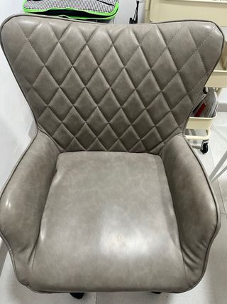 Silla de oficina gris con ruedas