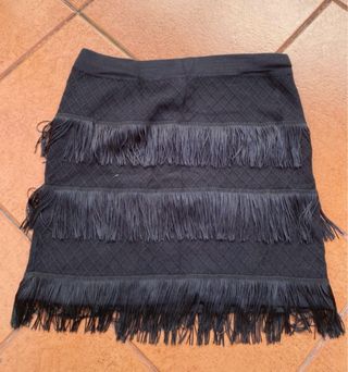 Falda negra con flecos