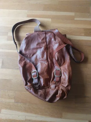 Mochila de cuero con diseño
