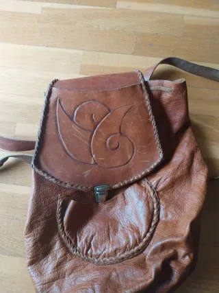 Mochila de cuero con diseño