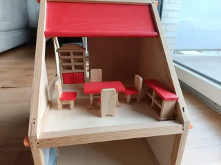 Casa de muñecas de madera