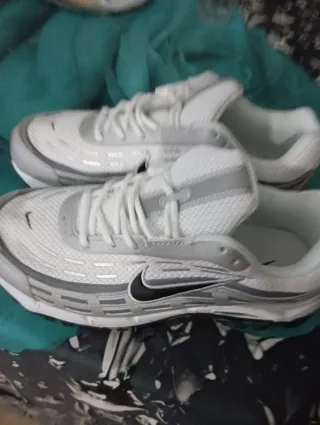 Zapatillas Nike Air Max grises y blancas