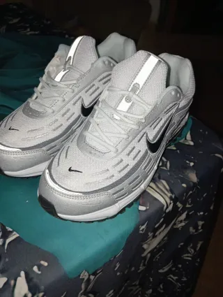 Zapatillas Nike Air Max grises y blancas