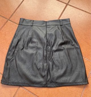 Falda cuero negra con tachuelas