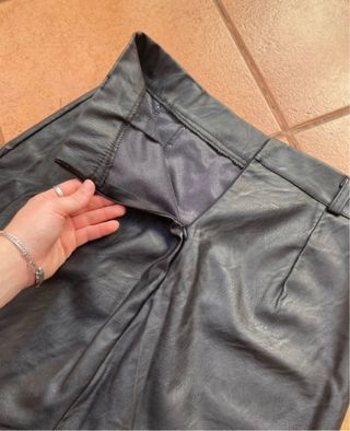 Falda cuero negra con tachuelas