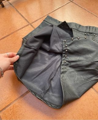 Falda cuero negra con tachuelas
