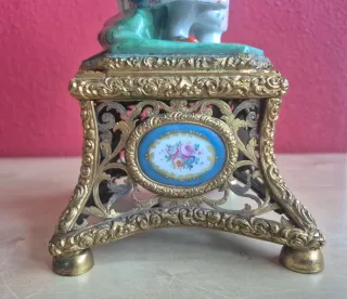 Pareja pastoril porcelana peana metal