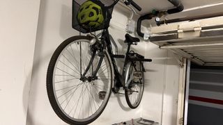 Bicicleta con cesta y casco