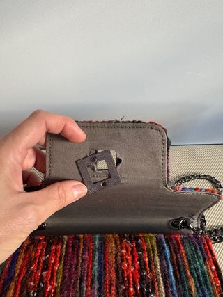 Bolso de mano multicolor con cadena