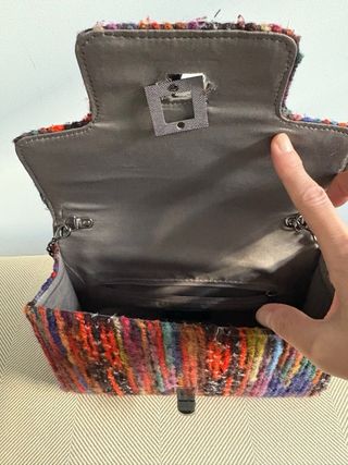 Bolso de mano multicolor con cadena